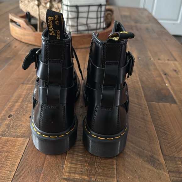 Dr. Martens Size 7 NEW - Picture 3 of 3